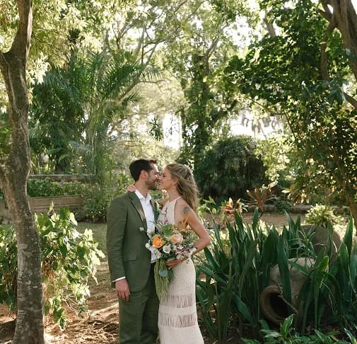 Pareja en sesión de fotos en zona natural de Hacienda Chuntuac