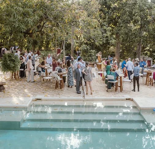 Pareja en un encuentro rompehielos con sus invitados en un lujoso estanque de Hacienda Chuntuac